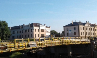 Na nově budovaném mostě v Komenského ulici v Olomouci se již betonují chodníky 