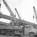 Obr. 2 – Historické foto z výstavby mostu – osazení prefabrikovaných nosníků