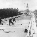 Obr. 1 – Realizace izolace mostu přes řeku Lužnici v Bechyni v roce 1928. Zdroj: [4]