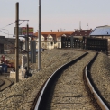 Pohled na mostní provizorium na Domažlické trati, vlevo trať na Cheb