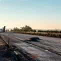 Rozrušený stávající cementobetonový kryt před pojezdem speciálně upravené silniční frézy