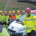 S mostaři a dělníky na stavbě při diskuzi v rámci Týdne bezpečnosti, který je ve Skanska organizován pravidelně již od roku 2005