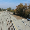 Železniční stanice Mikulov na Moravě prošla kompletní rekonstrukcí. Skanska vybudovala dvě nové nástupiště, která jsou vybavena novými lavičkami, elektronickou informační tabulí a přístřešky pro cestující