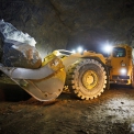 Důlní nakladač Cat R1700K ve slovenském magnezitovém dole