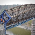 Otáčení mostních polí staré a nové ocelové konstrukce mostu