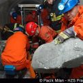 Hasiči a záchranáři bojovali o život zraněného na rozestavěném tunelu u Komořan