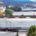 Obr. 4b – Průchod povodně v srpnu 2002 pražskými mosty