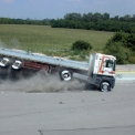 Nejtěžší test nákladním vozidlem TB81 (vozidlo 38 000 kg, rychlost 65 km/hod, úhel 20°)
