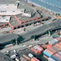 Obr. 6 – Letecký pohled na zřícenou část mostu Cypress Street Viaduct krátce po zemětřesení, převzato z [3]