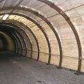 Obr. 5 – Ochranná výdřeva v žižkovském tunelu pro pěší