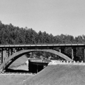 Obr. 2 – Železniční most trojkloubový a silniční spřažený trámový most, Jižní Dakota 1996; foto autor