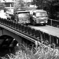 Obr. 8 – Obloukový dvoukloubový most Suginoki , Myiazaki, Japonsko, 1997 – zatěžkávací zkouška, foto [4]