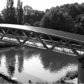 Obr. 11 – Dřevěný most pro pěší a cyklisty, rozpětí 60 m, přes řeku Dahme u Berlína, Německo, foto [2]