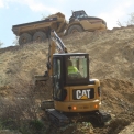 Prostředí drnovické pískovny umožnilo vyzkoušet stroje Caterpillar v nejrůznějších podmínkách.
