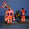 Bezpečnost práce: Výstražné oblečení s reflexními pruhy vysílá signály ve dne stejně jako v noci