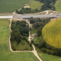 Letecký pohled na staveniště nového úseku D1 u Kroměříže