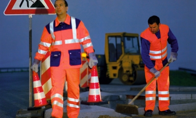 Bezpečnost práce: Výstražné oblečení s reflexními pruhy vysílá signály ve dne stejně jako v noci