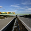 Železniční most přes nový úsek dálnice D47
