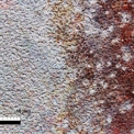 Obr. 2 – Vlevo je požadovaná patina, vpravo je povrch oceli bez ochranné vrstvy, ale pouze s vrstvou korozních produktů, které ochranu nezajišťují.