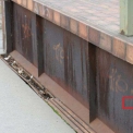 Obr. 3 – Pohled na ocelovou konstrukci vyrobenou z patinující oceli, detail z obrázku 2 – výskyt patiny není rovnoměrný.