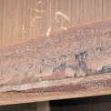 Obr. 5 – Pohled na dolní pásnici a stěnu mostní konstrukce, včetně nosného svaru, koroze po vrstvách.