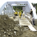 Oprava mostu v Chotyni se prováděla za vyloučení provozu.