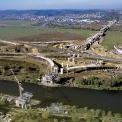 Celkový pohled na rozestavěný most a navazující Strakonickou křižovatku