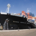 Nákladní lod‘ v Rotterdamském přístavu