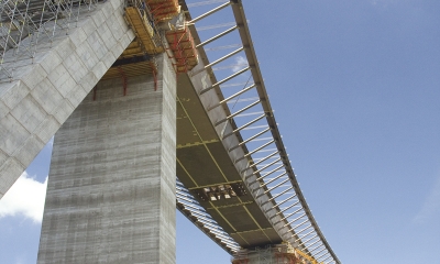 Montáž ocelové konstrukce mostu přes Lochkovské údolí