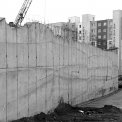 Obr. 1 – Pohľad na nedokončený oporný múr s evidentne nesprávne uloženou výstužou pri opačnom povrchu steny