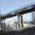 Obr. 5 – Skupina B, železniční most, povrch oceli je chráněn deskou mostovky, vliv chloridů pouze částečně, z  pozemní komunikace pod mostem vzdálené cca 10 m