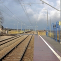 TCHAS se v Polsku před dvěma lety uvedl úspěšnou modernizací železničního koridoru E20 Siedlce – Terespol. Snímek zachycuje zastávku Borki Kosy.