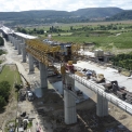 Most přes údolí Berounky – pohled na celkovou rozpracovanost mostu, foto z července 2009