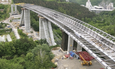 Kompletace, svařování a výsuny ocelové konstrukce mostu přes Lochkovské údolí