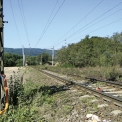 Budoucí protihlukový val u Bavoryně v kombinaci se stávající tratí (km 49,406), v pozadí zářez u Zdic