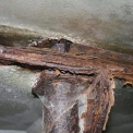 Obr. 10 – Detail spoje plechu A a krajního příčníku, korozní poškození již vyžaduje opravu