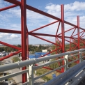 Ocelová příhradová konstrukce k instalaci plastových panelů na mostě dálnice D1 v km 146,711
