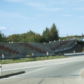 Začátek protihlukové stěny u silničního mostu přes dálnici D1 v km 145,530