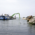 Výstavba 90metrové štětovnicové stěny pro prostor pro nakládání lodí na severním břehu Dunaje