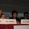 Předsednický stůl 1. přednáškového bloku (zleva) Ing. Tomáš Wangler (SUDOP PRAHA a.s.) , Ing. Blanka Karbanová a Ing. Radovan Kovařík (SŽDC s.o.). (foto: Ludmila Doudová)