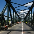 Po dobu zaplavení OK byl provoz na souběžném silničním mostě uzavřen, vzniklo tak skvělé místo pro mostařské paparazzi. 17. 6. 2009 (foto: Vladimír Carbol)