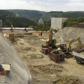Stavební práce v montážní jámě, v pozadí silo Radotínské cementárny, 2008/08/25