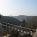 Výhled na Radotínskou cementárnu – vlevo betonáž šikmé podpěry P4, v popředí kotvicí lana opěry P4, 2009/03/10