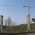 Betonáž šikmých opěr P3 (levá) a P4 (pravá), uprostřed provizorní betonové bárky B1 a B2, 2009/04/04