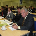 Pohled do sálu během přednášek konference HLUK 2010. Vpravo Ing. Tomáš Hellmuth, CSc. (Foto: Ludmila Doudová)