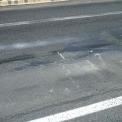 Obr. 5 – Síťové trhliny ve vozovce na mostním objektu se zbytky chloridů z posypových solí