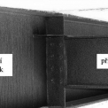 Obr. 6 – Silniční most, skupina B, kondenzace vlhkosti na horní pásnici hlavního nosníku a stékání kondenzátu po stěnách hlavních nosníků – jiný barevný odstín patiny oproti příčníkům [2]