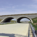Hotový most SO224 je zakončen poprsní zdí z armované zeminy