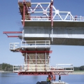 Spouštění vozíků letmé betonáže (pro společnost Metrostav a. s., rybník Koberný, 37 tun)