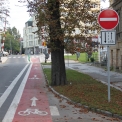 Vjezd cyklistů v protisměru povolen (E 12b), Praha 6, Pelléova ulice